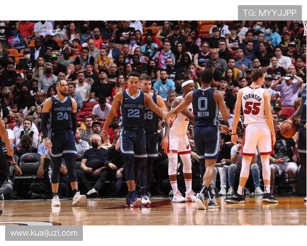 快船与灰熊激战正酣文字直播全程回顾与精彩瞬间分析 快船与灰熊激战正酣文字直播全程回顾与精彩瞬间分析